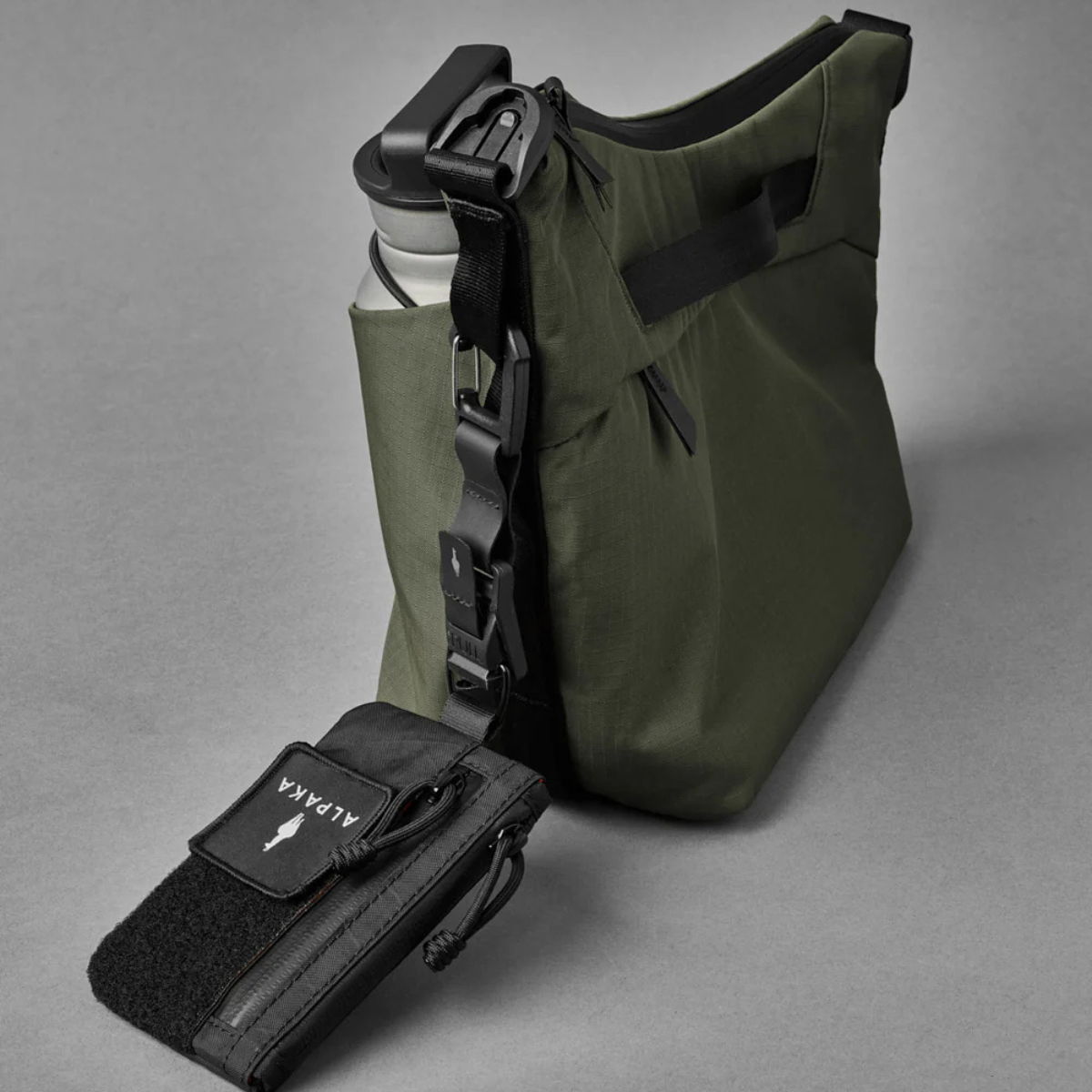 Alpaka Flow Satchel 側肩包
可與Hub相關配件連接