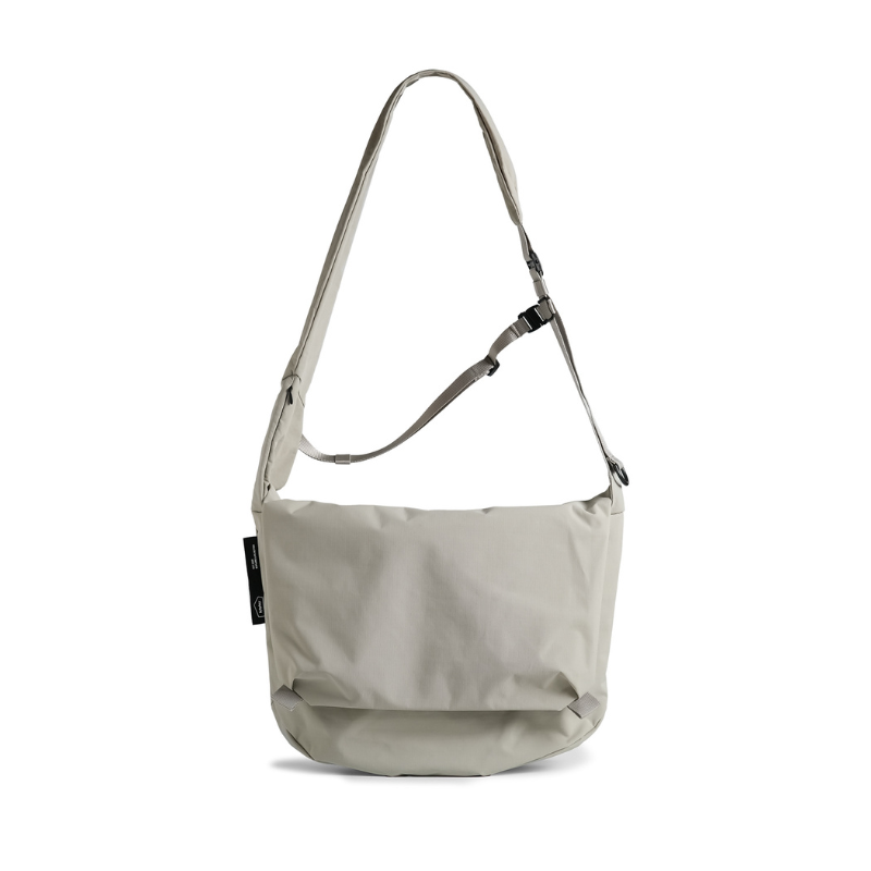 BITPLAY Essential 6.5L Messenger Bag 灰色款,展示防潑水與輕量設計