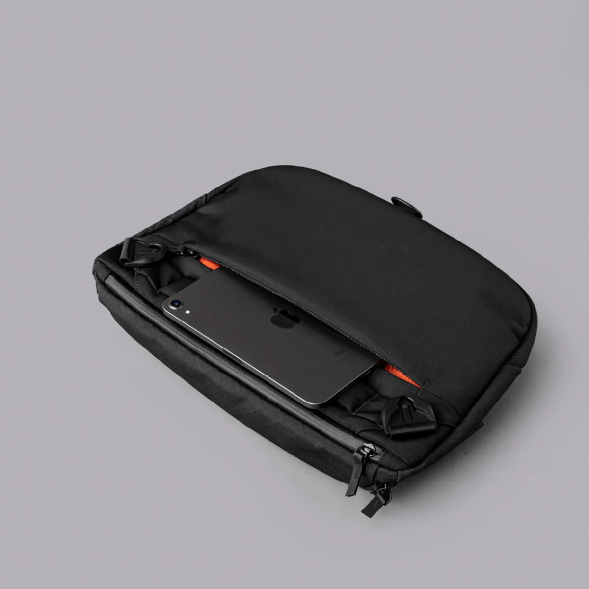 後隔層可容納 12.9 吋平板電腦。