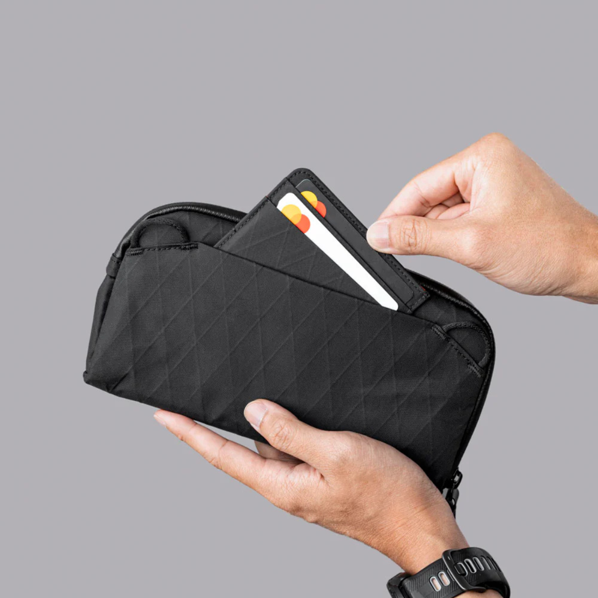 後插袋可在辦理登機手續時方便取用(但隱藏)您的護照,無需拉上和拉開小袋的拉鍊。