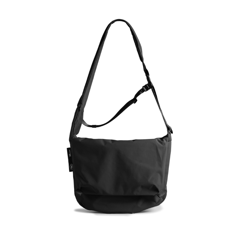 BITPLAY Essential 6.5L Messenger Bag 寬版人體工學肩帶,內置隱藏口袋方便取用卡片。