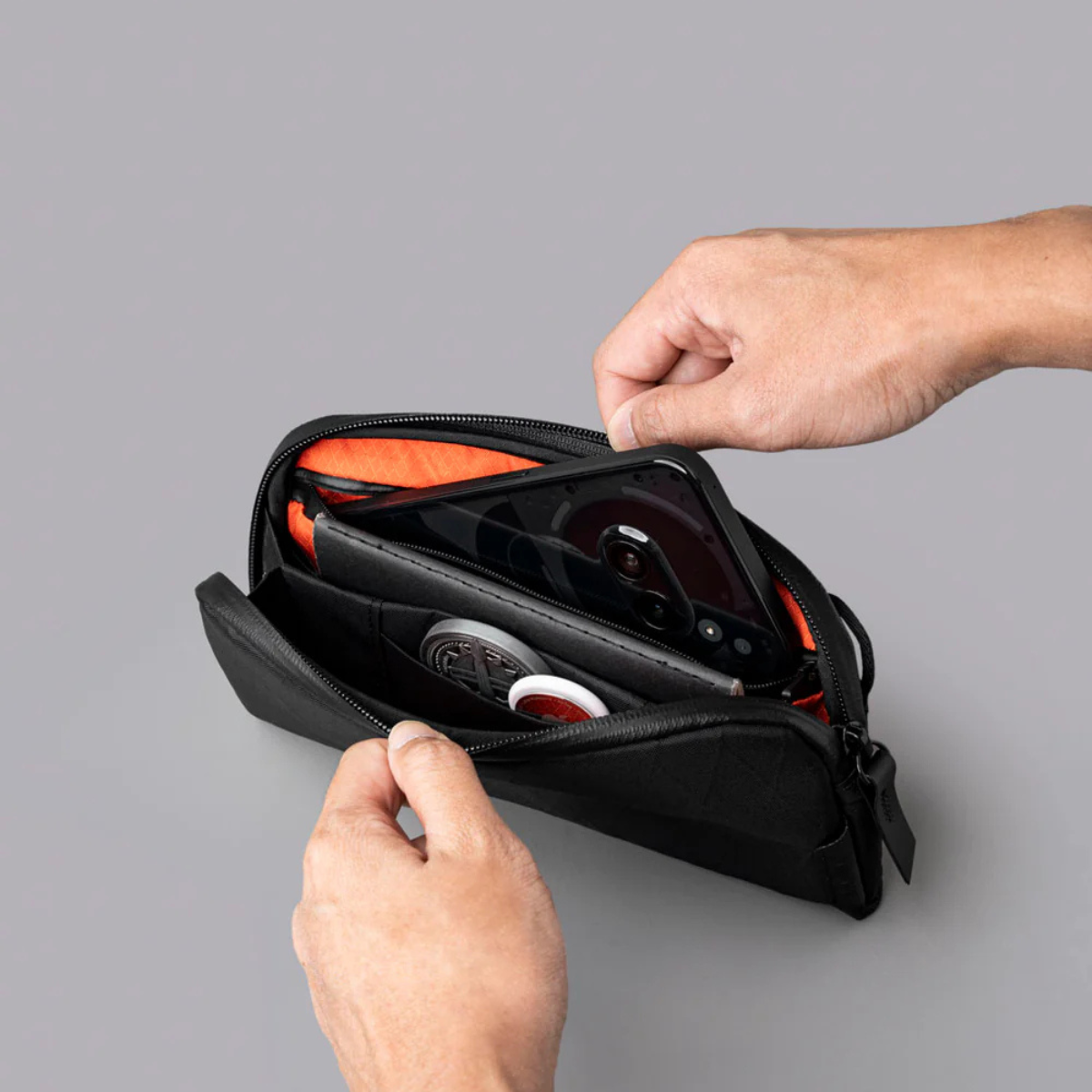 兩個內部隔層提供了適量的多功能組織,使事物井井有條,不感受到限制。