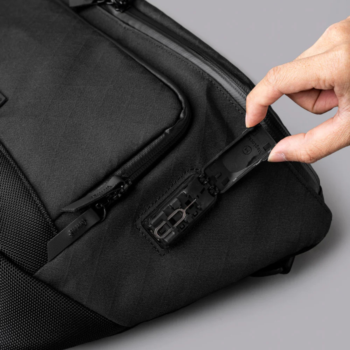 隱藏式 SIM/MicroSD 卡座及彈出插銷,方便旅行所需。