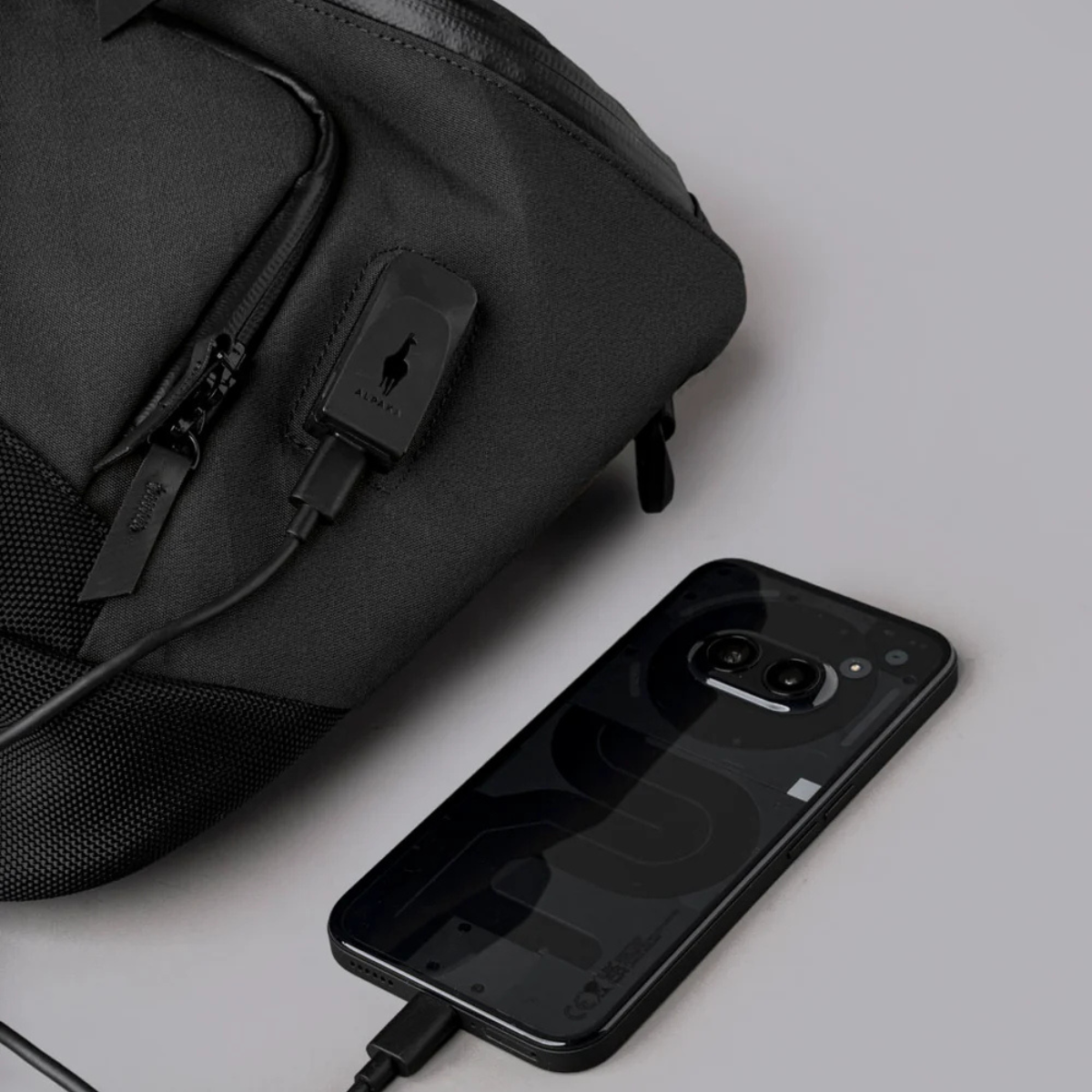 配備外部 USB 充電埠(含 USB-C 連接線),滿足移動充電需求。