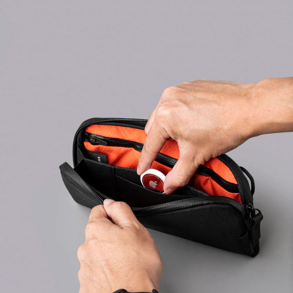 兩個內部隔層提供了適量的多功能組織,使事物井井有條,不感受到限制。