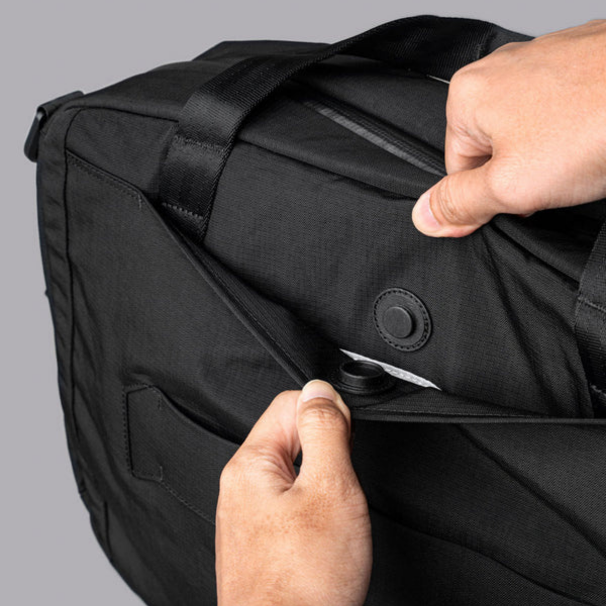 【Alpaka】Bravo Brief 商務手提包 400D|輕便防潑水
磁性外袋:外部磁性口袋方便存取手機或登機證,提升使用便利性。