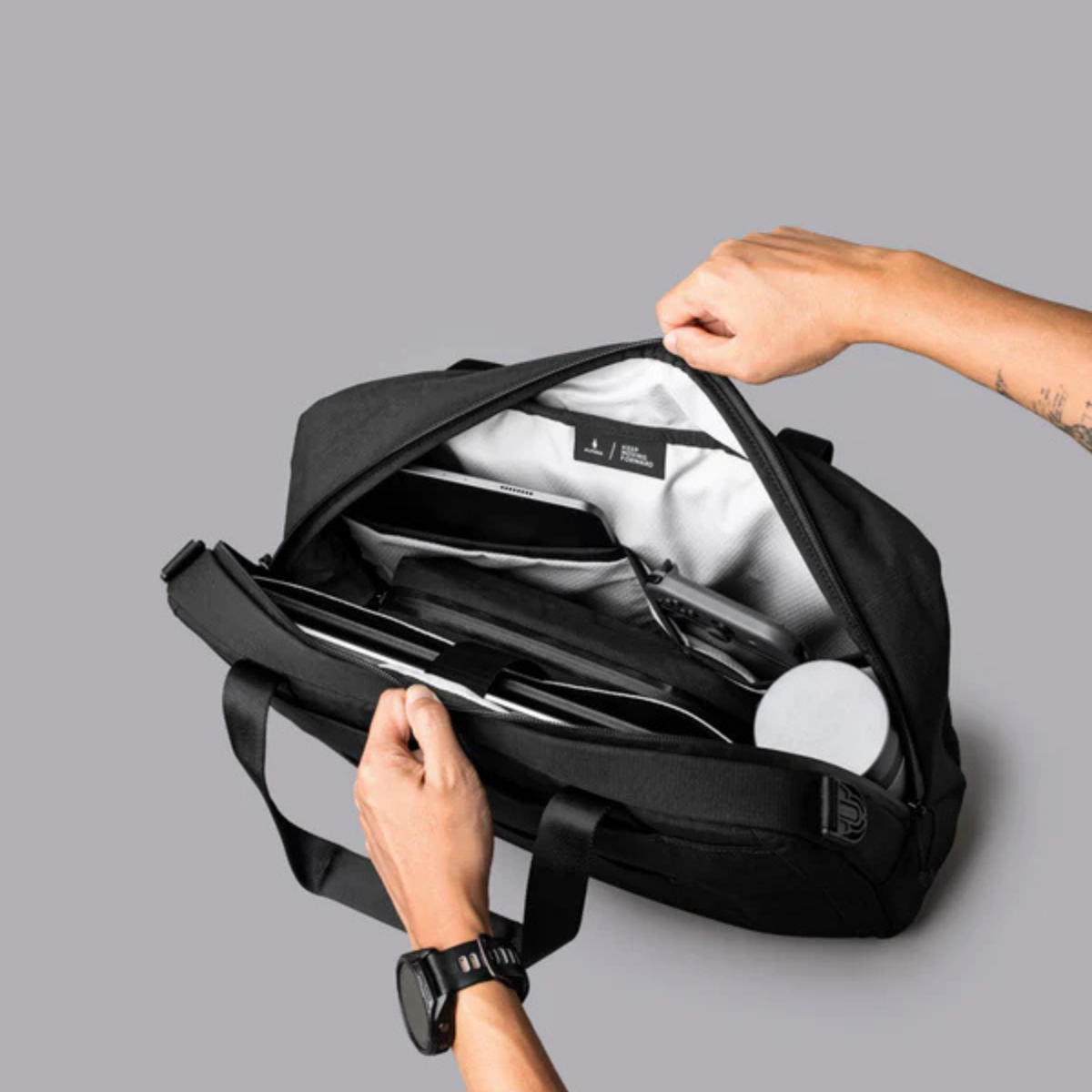 【Alpaka】Bravo Brief 商務手提包 400D|輕便防潑水
筆記型電腦保護套:內部加墊 16 吋筆記型電腦專屬隔層,並採用柔軟內襯,提供卓越保護。