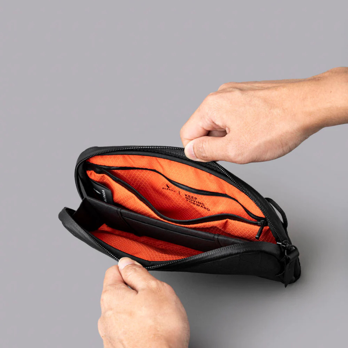 兩個內部隔層提供了適量的多功能組織,使事物井井有條,不感受到限制。