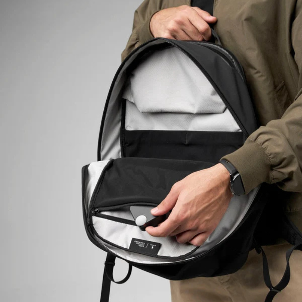 【Alpaka】Essential Backpack Pro 22L 防潑水背包|隱藏 AirTag 收納|旅行與日常通勤必備
