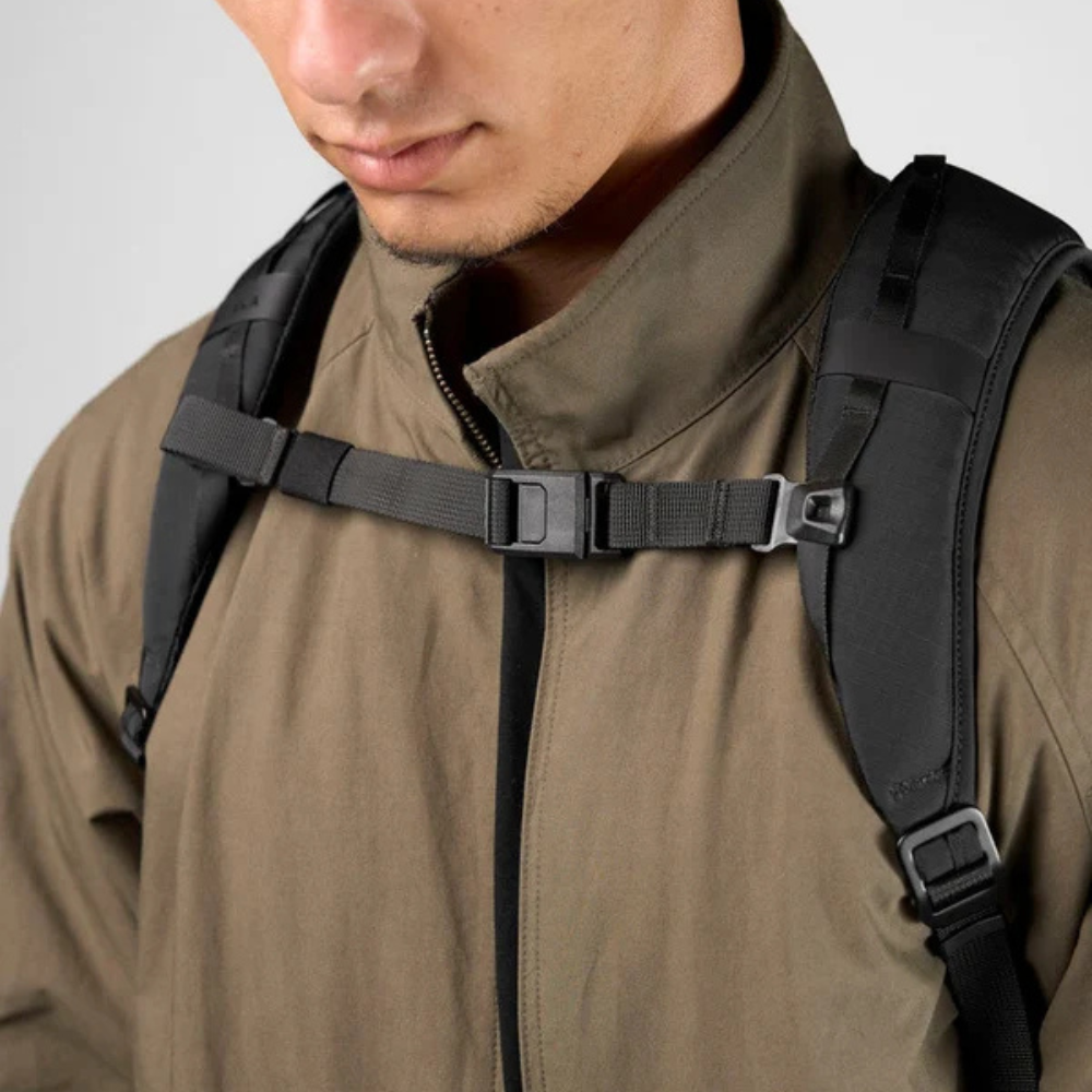 【Alpaka】Essential Backpack Pro 22L 防潑水背包|隱藏 AirTag 收納|旅行與日常通勤必備