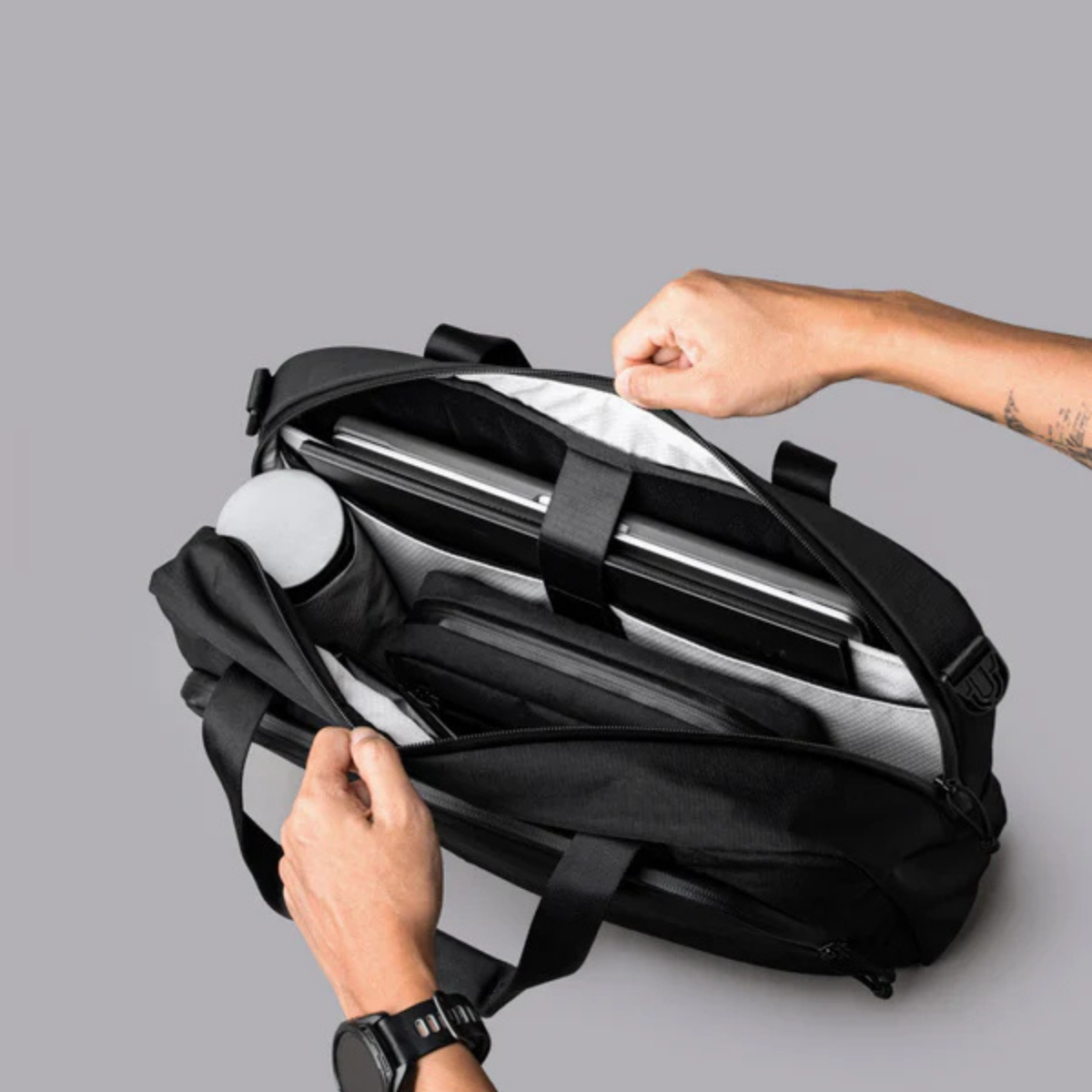 【Alpaka】Bravo Brief 商務手提包 400D|輕便防潑水
筆記型電腦保護套:內部加墊 16 吋筆記型電腦專屬隔層,並採用柔軟內襯,提供卓越保護。