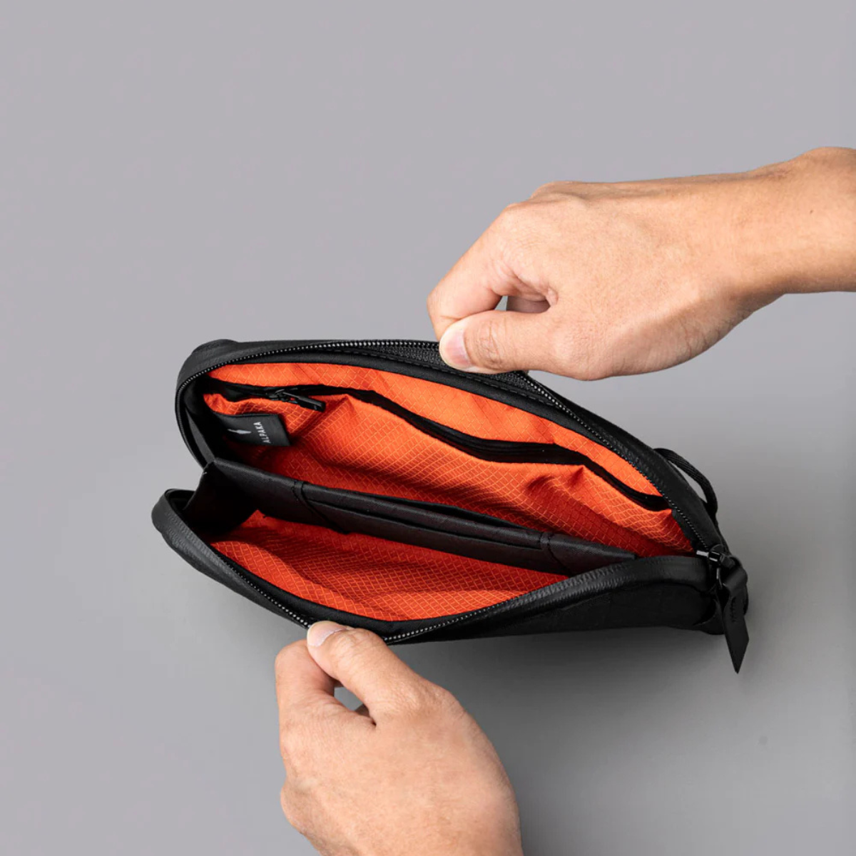 兩個內部隔層提供了適量的多功能組織,使事物井井有條,不感受到限制。