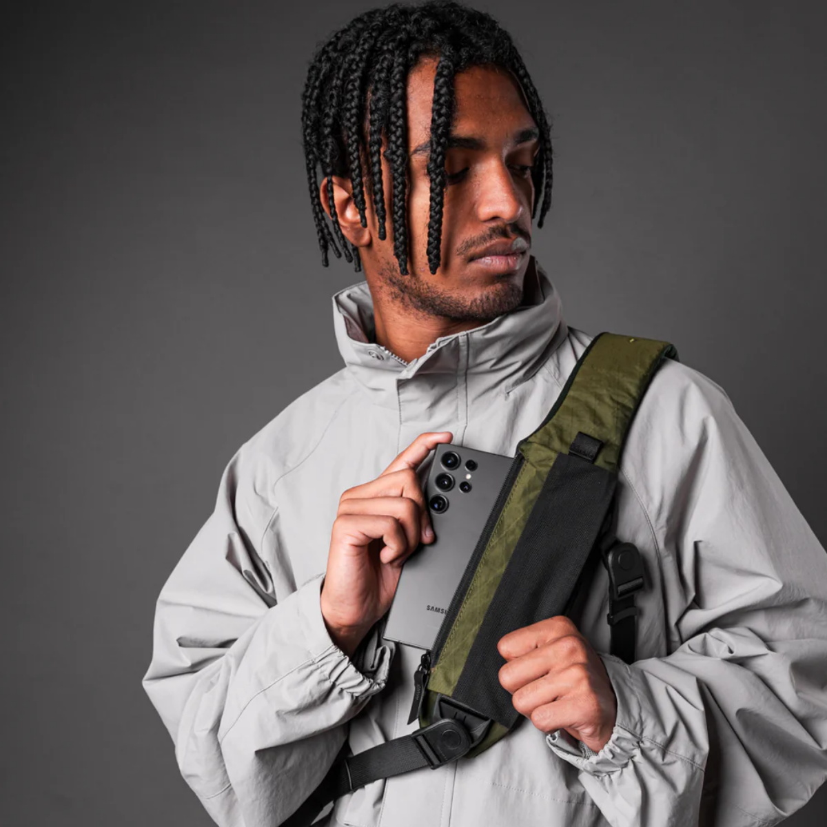 易於拿取、有拉鍊的一體式手機套