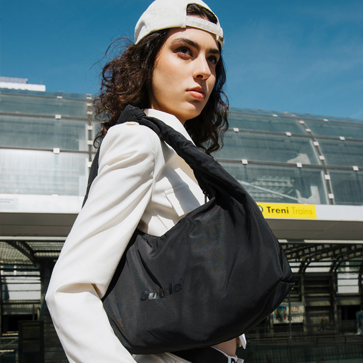 SUBTLE LOOP Mini Messenger Bag 模特展示圖