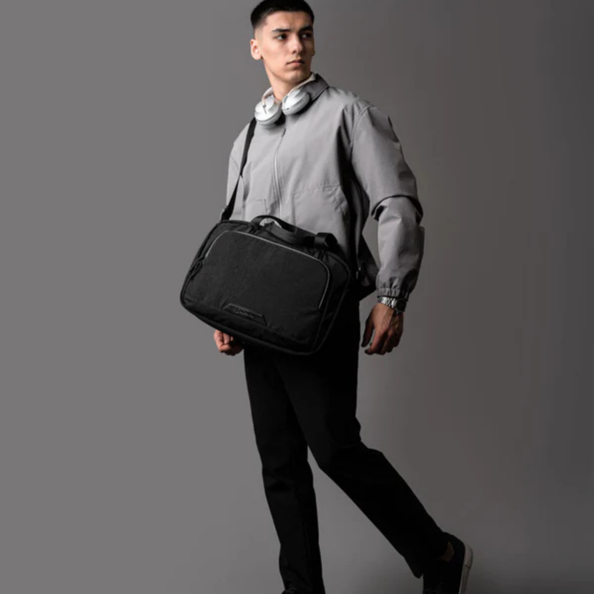 【Alpaka】Bravo Brief 商務手提包 400D|輕便防潑水
雙模式攜帶:配有加厚手提帶與可拆卸肩帶,隨時切換攜帶模式,應對多場景使用需求。
