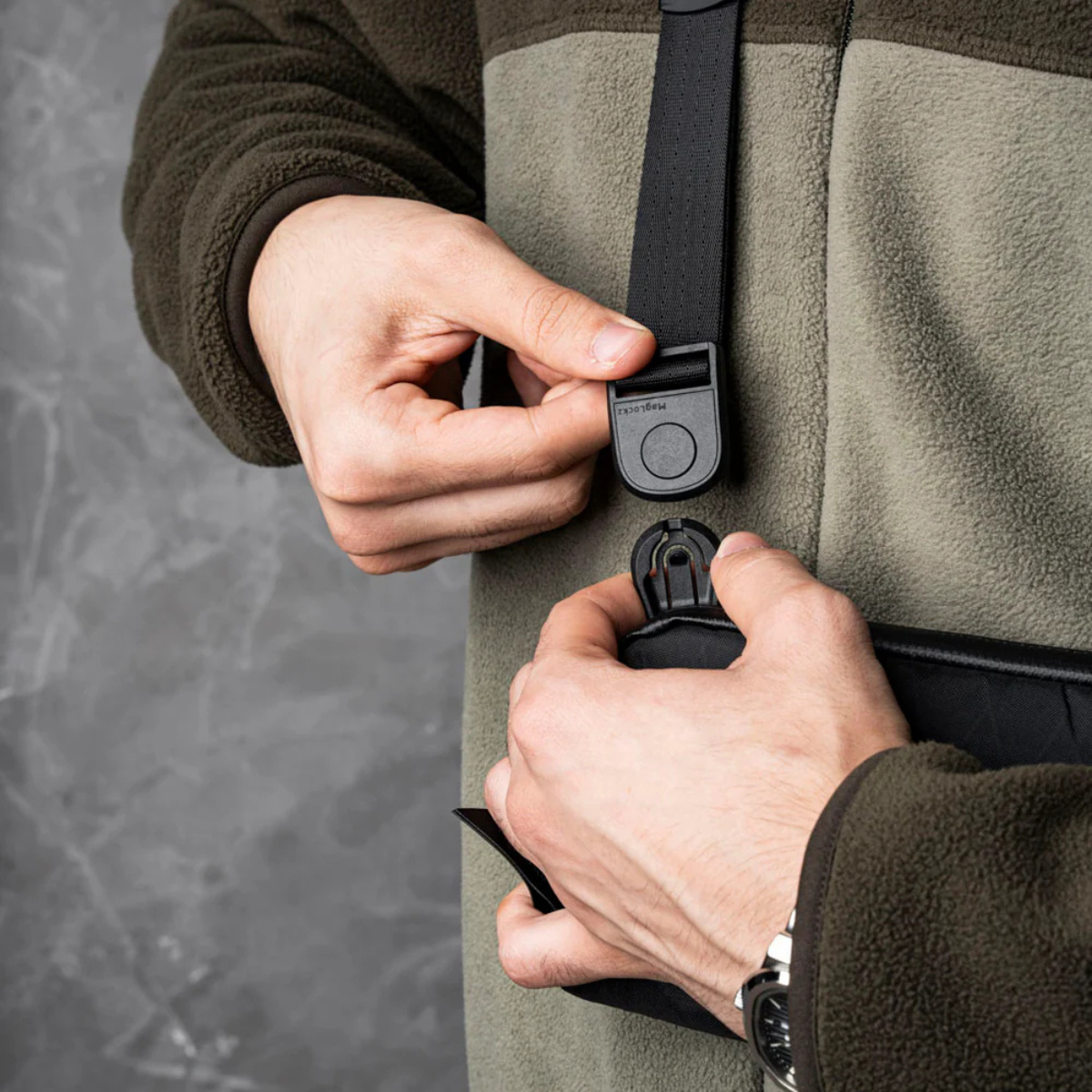 配備 Maglockz 夾扣手帶與肩帶,可用作手腕包或單肩包,隨時切換攜帶模式,滿足不同使用場景需求。