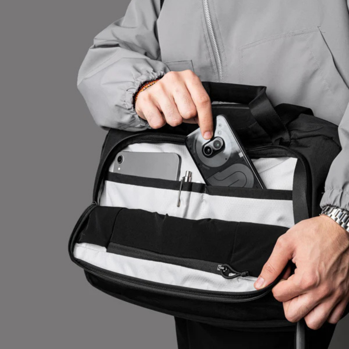 【Alpaka】Bravo Brief 商務手提包 400D|輕便防潑水
多功能前置管理面板:內含 2 個滑袋、2 個筆插、1 個網狀拉鍊袋,收納日常用品與小型設備更加高效。