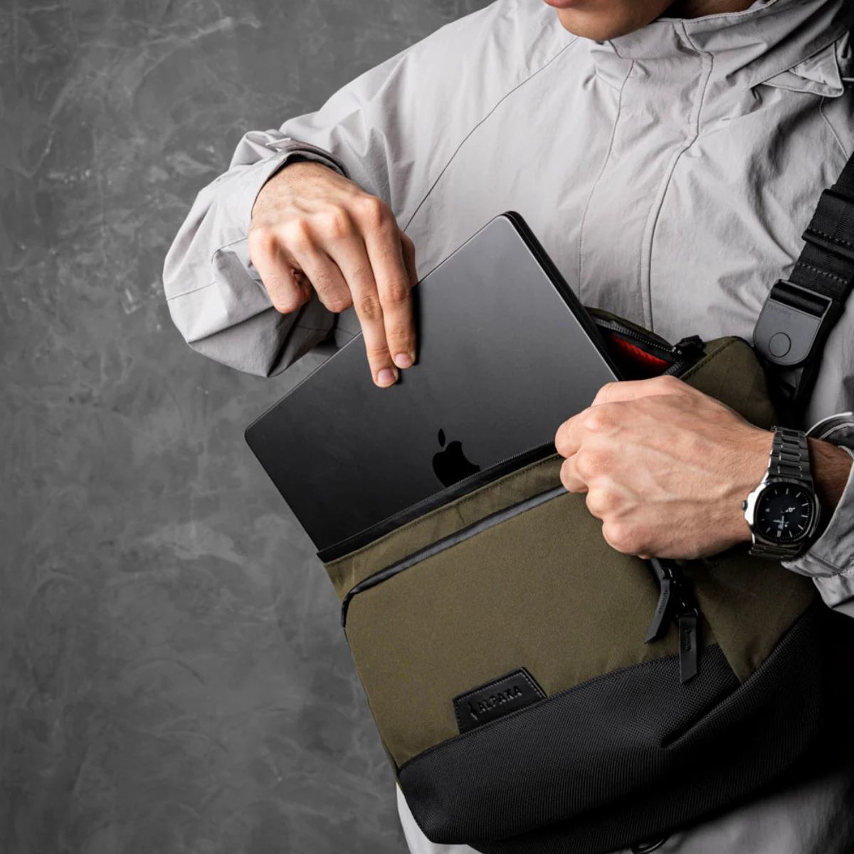 主隔層適合 14 吋 MacBook Pro