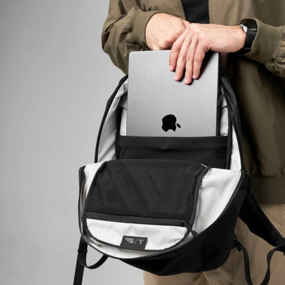 【Alpaka】Essential Backpack Pro 22L 防潑水背包|隱藏 AirTag 收納|旅行與日常通勤必備