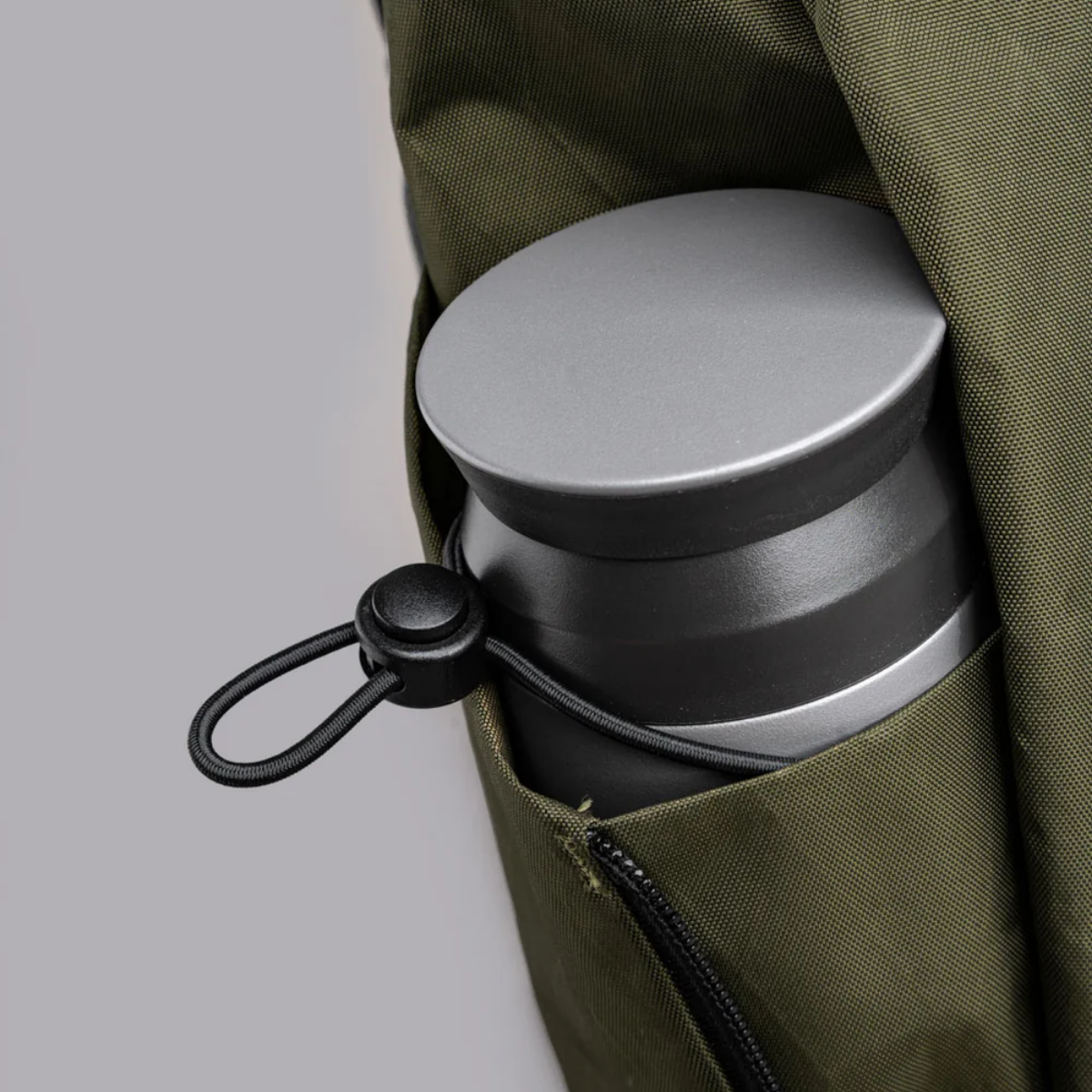 可擴展水瓶口袋,適配 500ml 水瓶或雨傘。