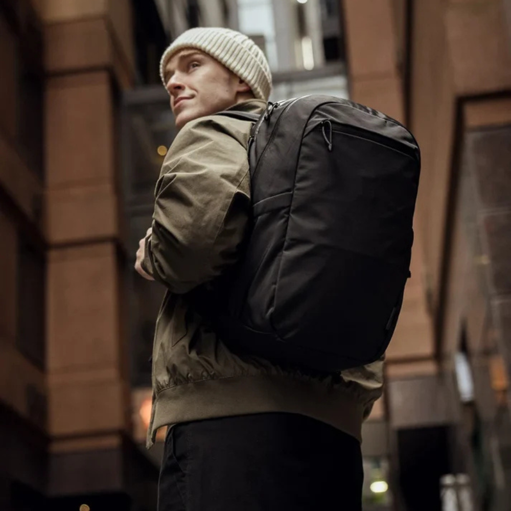 【Alpaka】Essential Backpack Pro 22L 防潑水背包|隱藏 AirTag 收納|旅行與日常通勤必備
