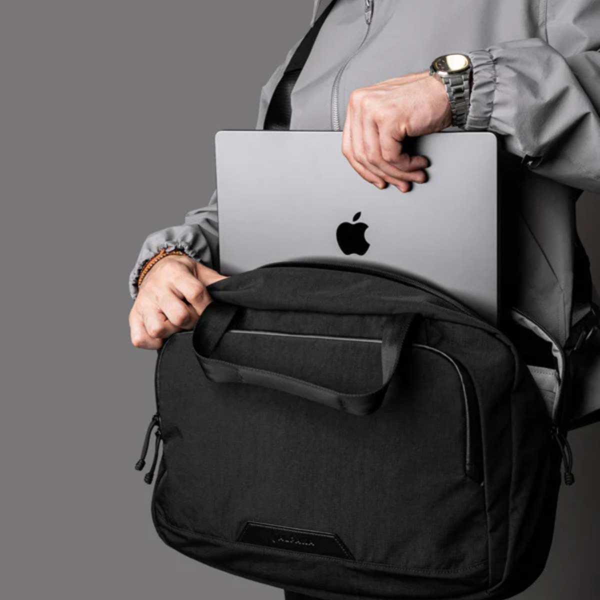 【Alpaka】Bravo Brief 商務手提包 400D|輕便防潑水
筆記型電腦保護套:內部加墊 16 吋筆記型電腦專屬隔層,並採用柔軟內襯,提供卓越保護。