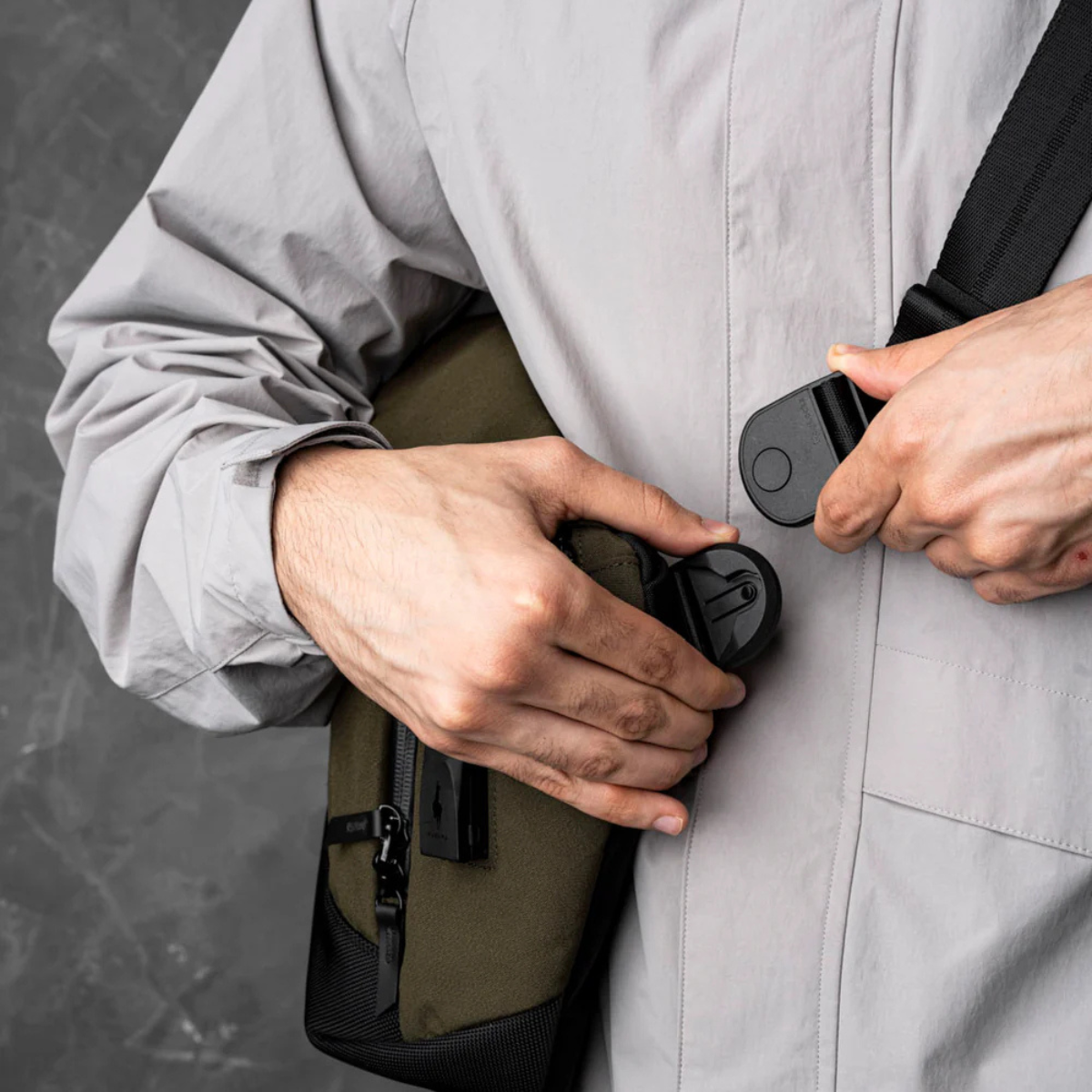 可拆卸雙面肩帶,輕鬆轉換攜帶模式。