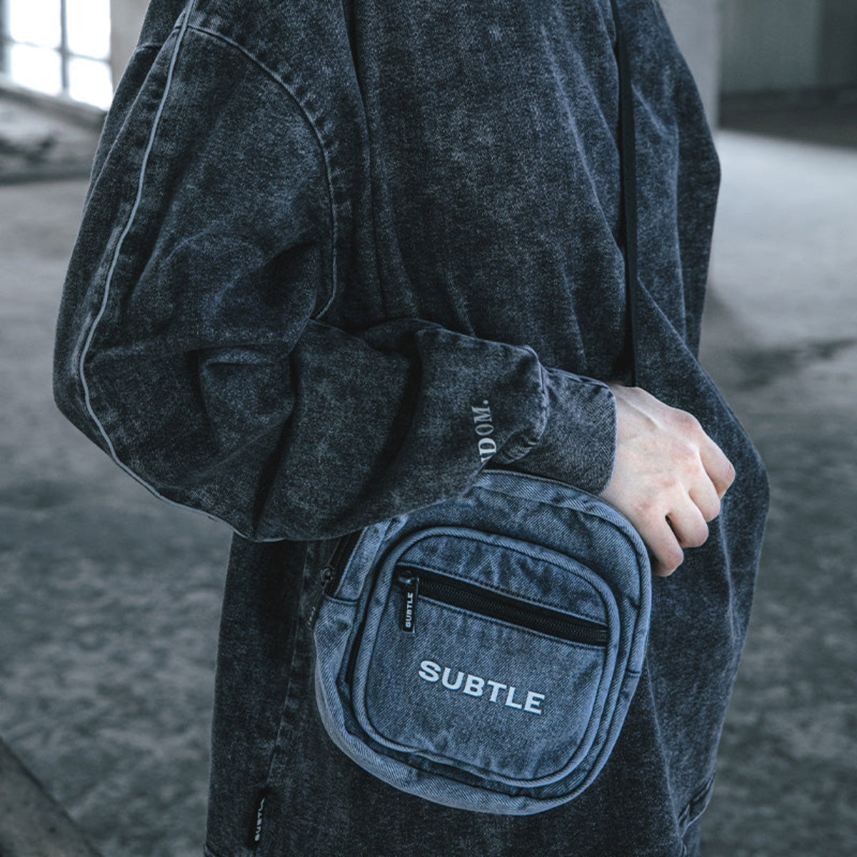 高質量水洗牛仔布材質,呈現獨特復古質感與耐用性