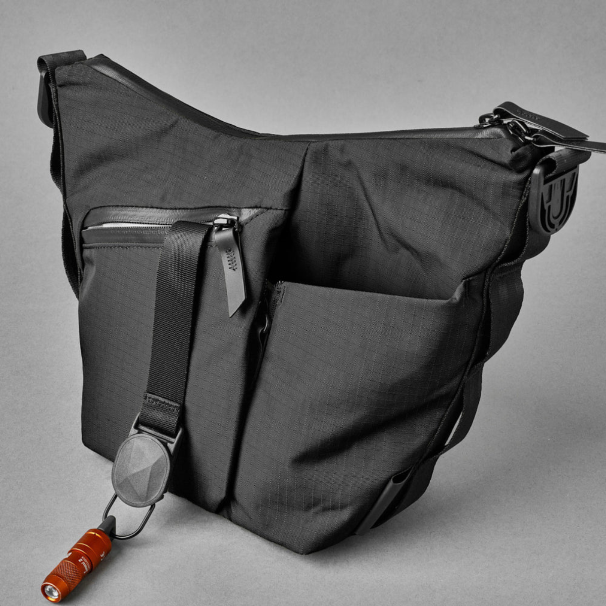 Alpaka Flow Satchel 側肩包
正面的快速存取口袋可輕鬆存放必需品,並配有內建鑰匙夾。