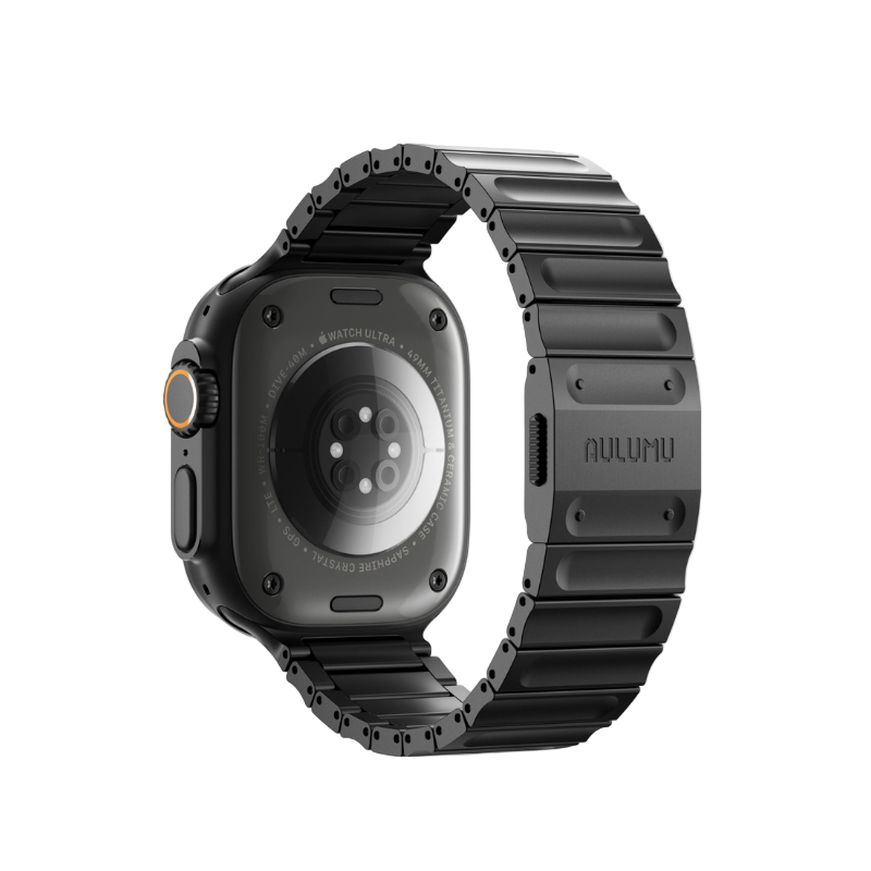 AULUMU C01 Hi-Per 鈦合金錶帶的超薄磁吸扣,單指即可快速操作。