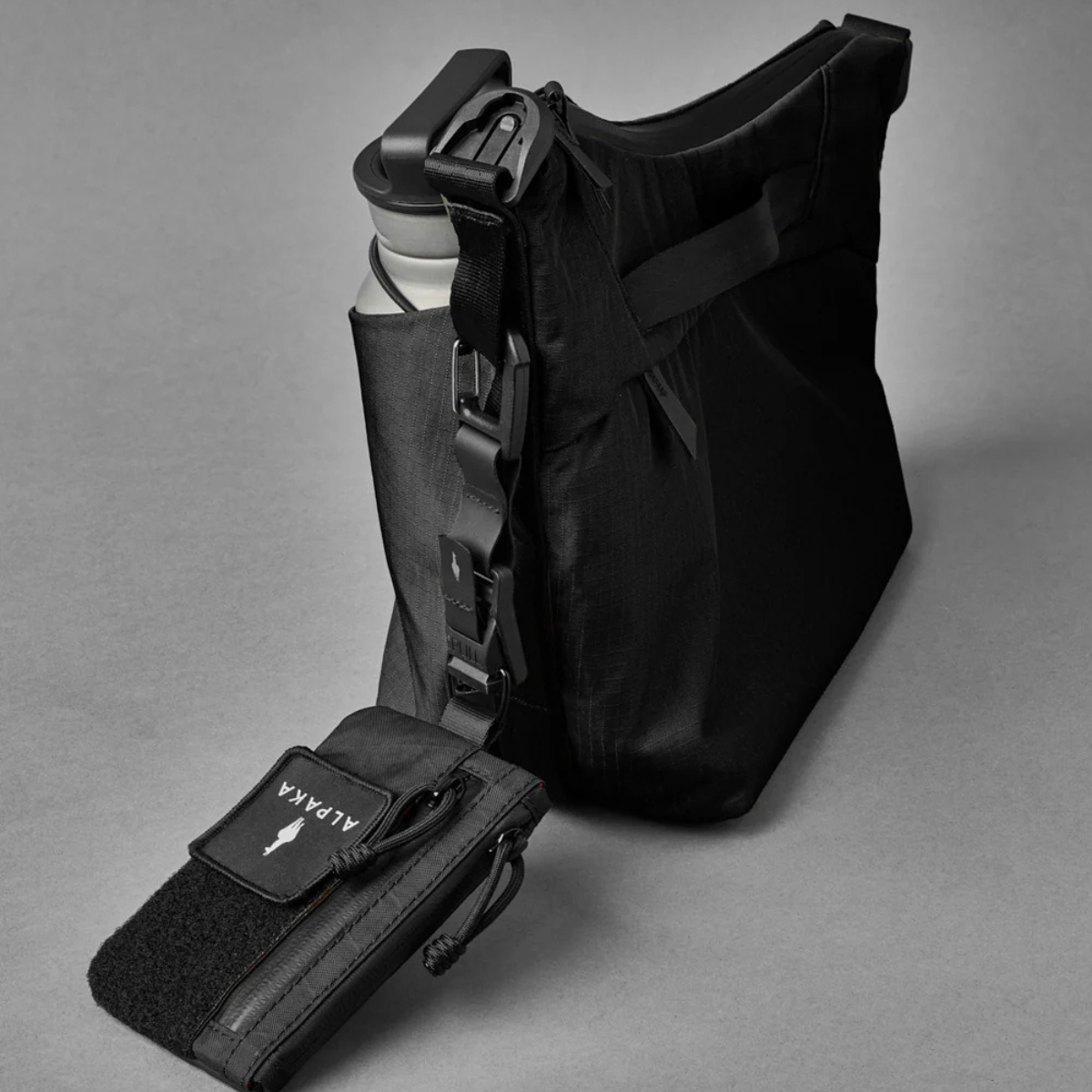 Alpaka Flow Satchel 側肩包
可與Hub相關配件連接