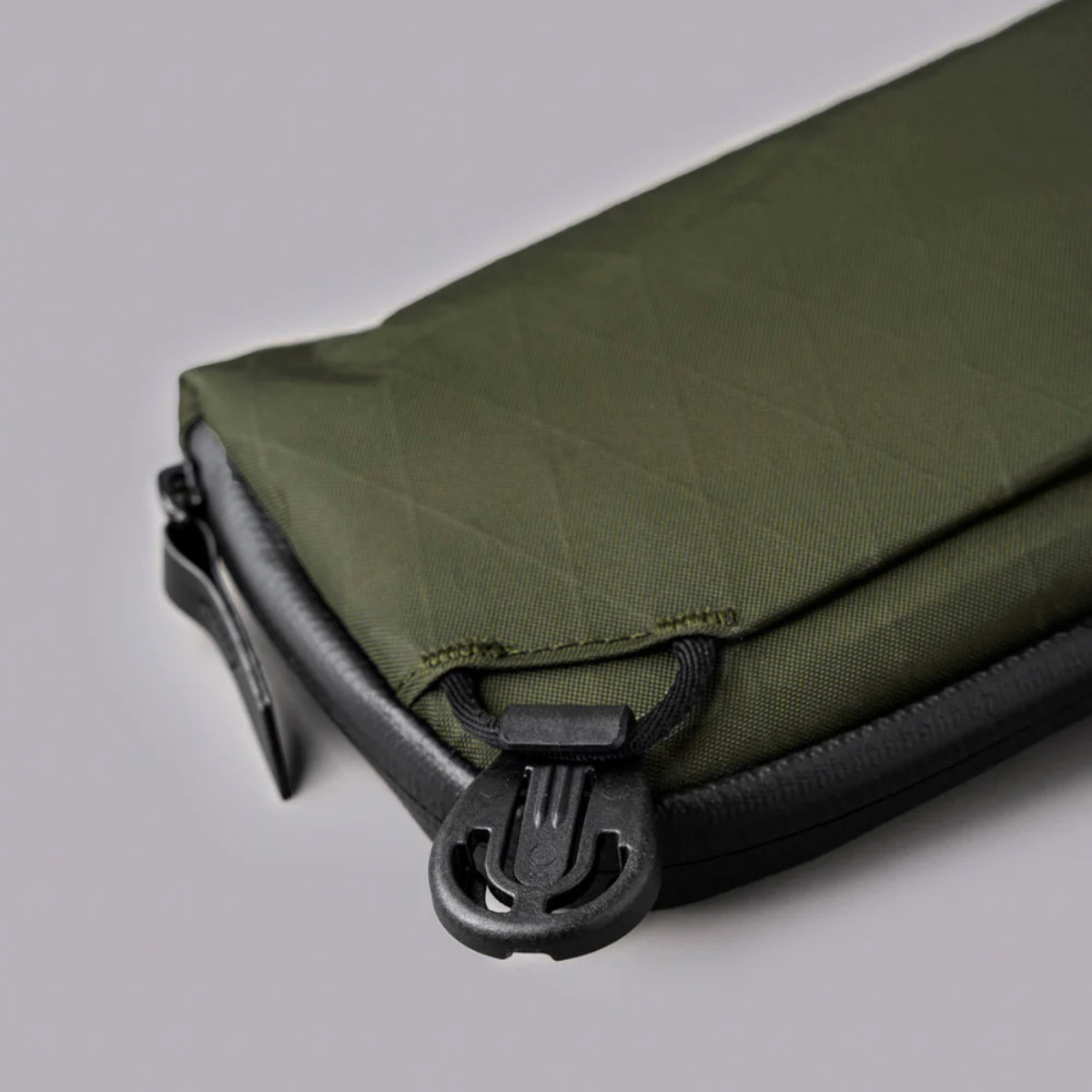 配備 Maglockz 夾扣手帶與肩帶,可用作手腕包或單肩包,隨時切換攜帶模式,滿足不同使用場景需求。