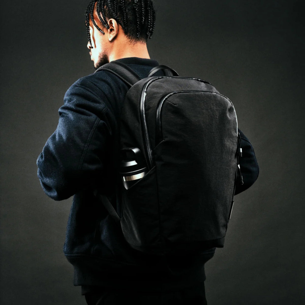 Alpaka Bravo Backpack:
側袋可容納飲水瓶,旅行時方便取用。