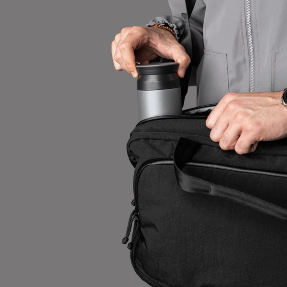 【Alpaka】Bravo Brief 商務手提包 400D|輕便防潑水
內部空間規劃:內部附有水瓶袋和 2 個滑袋,方便整理物品。