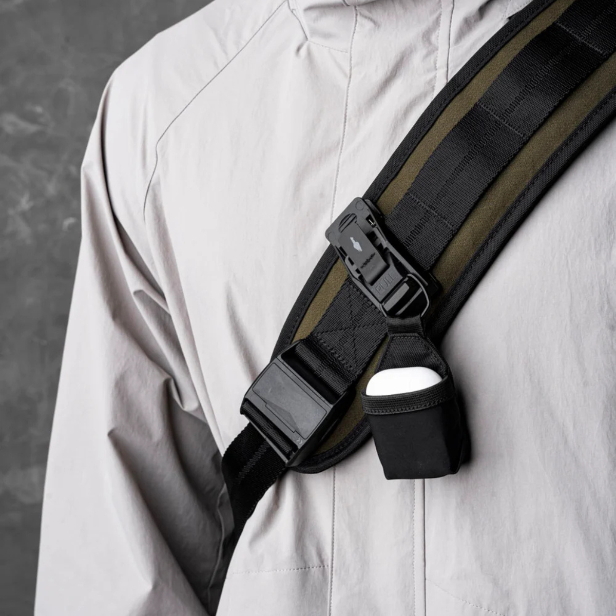 肩帶上的織帶環可讓您通過與 HUB 模組化配件(單獨出售)集成來定製您的攜帶方式。