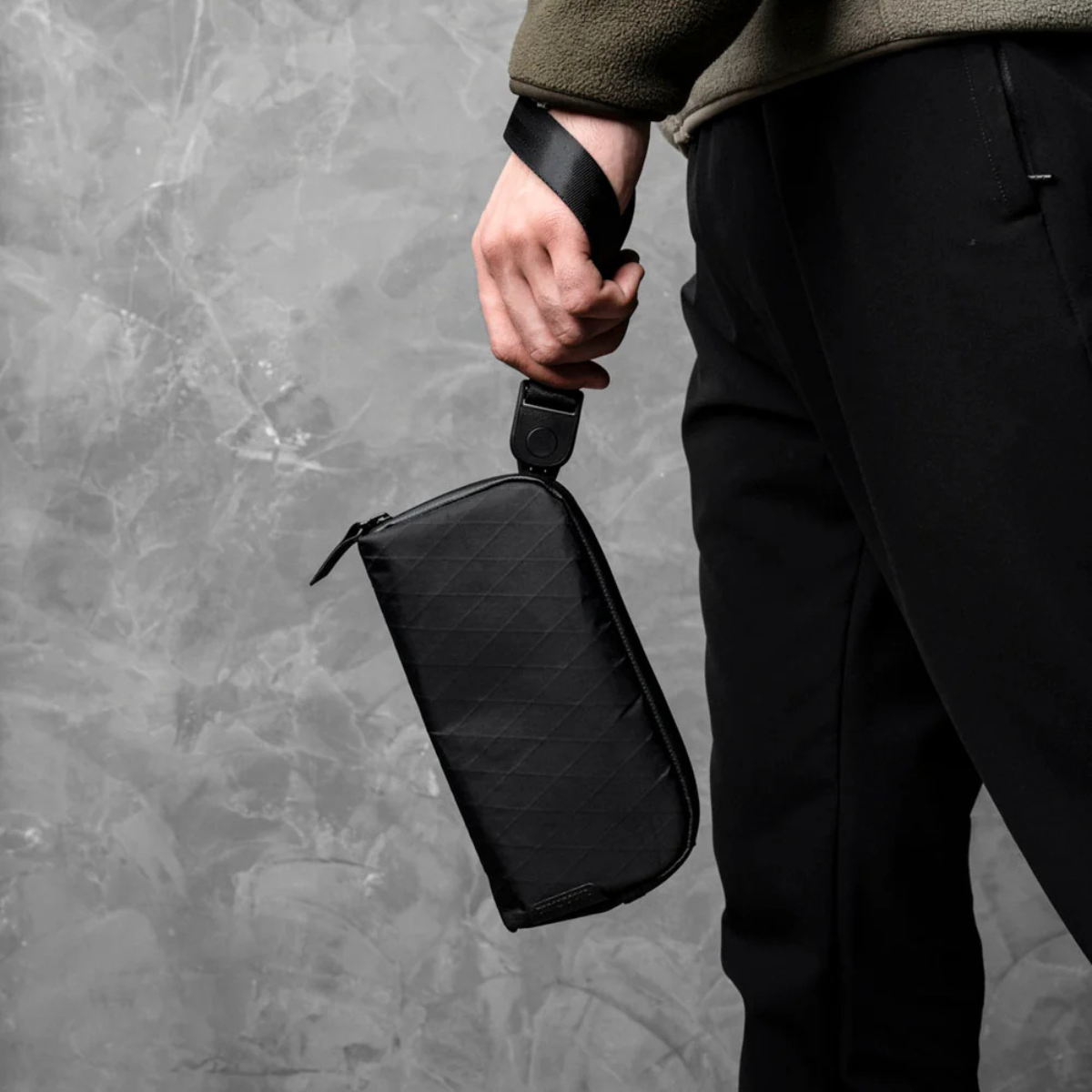 配備 Maglockz 夾扣手帶與肩帶,可用作手腕包或單肩包,隨時切換攜帶模式,滿足不同使用場景需求。