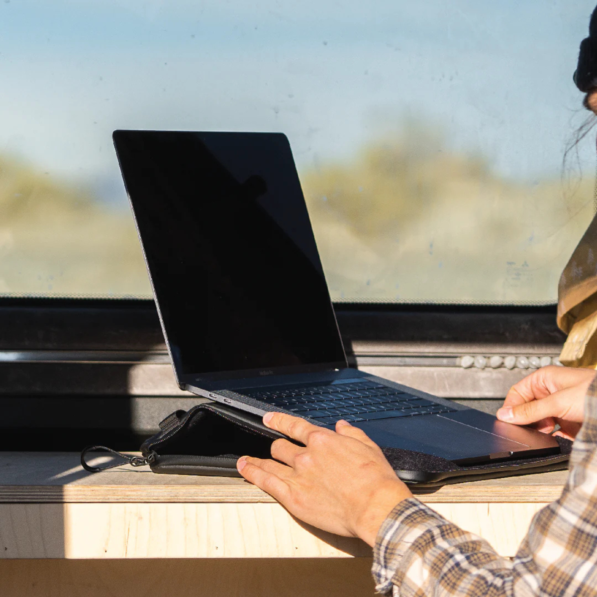 人體工學支架
摺疊成為電腦支架,更符合人工力學。無論在哪裏也舒適地使用電腦。