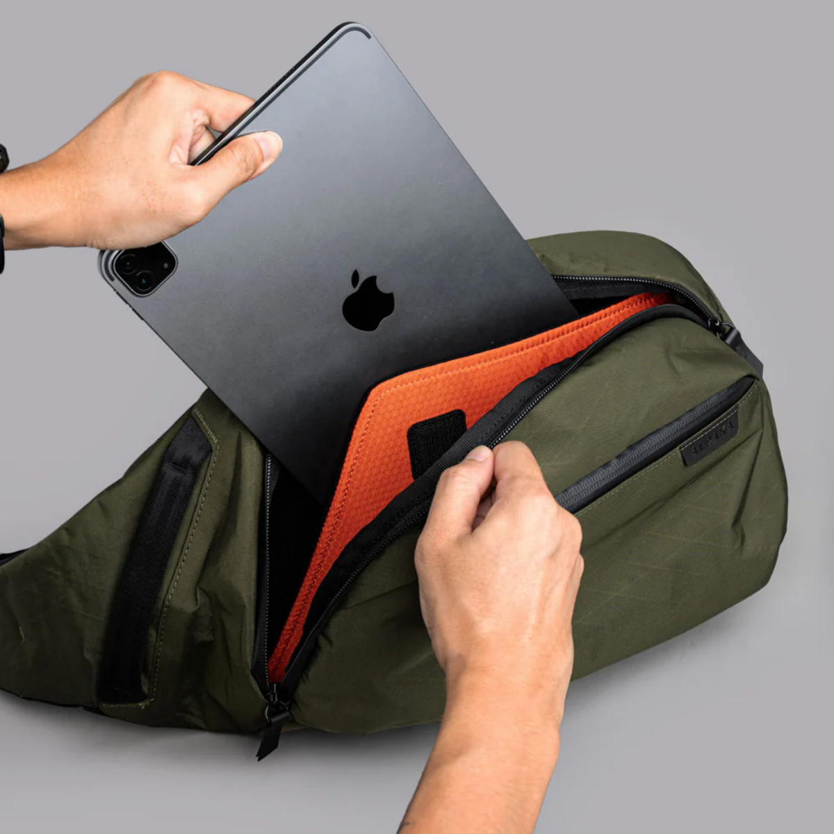 帶襯墊的 11 吋平板電腦或筆記型電腦內膽包,帶彈力鉤環閉合