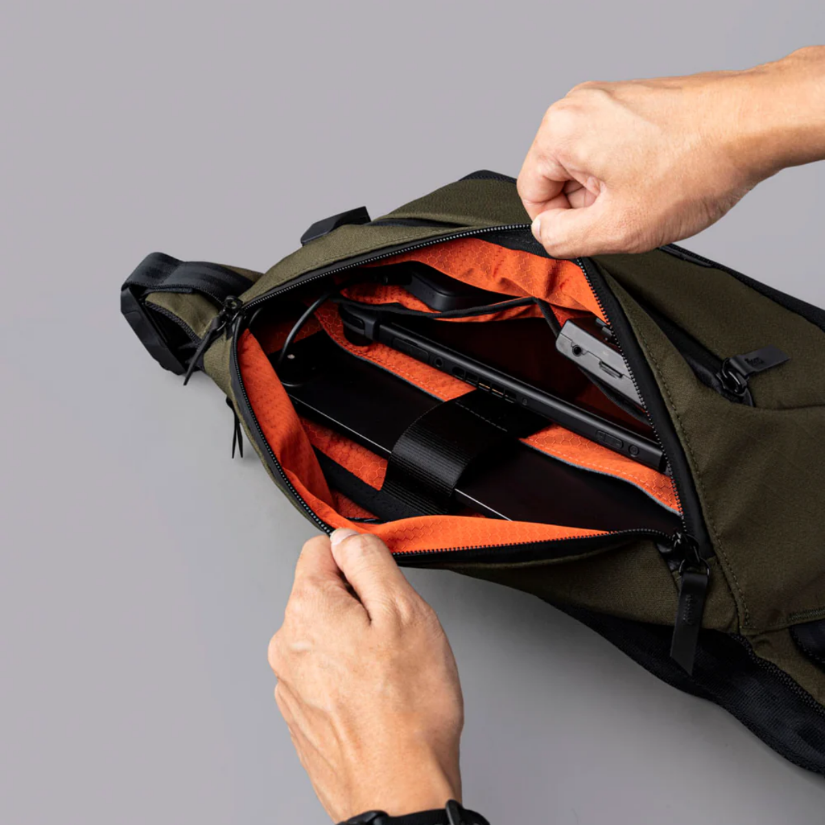 可容納 11 吋 iPad Pro 及其他必需品