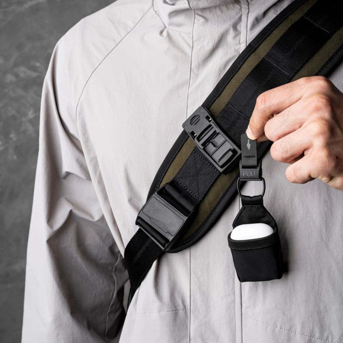 肩帶上的織帶環可讓您通過與 HUB 模組化配件(單獨出售)集成來定製您的攜帶方式。