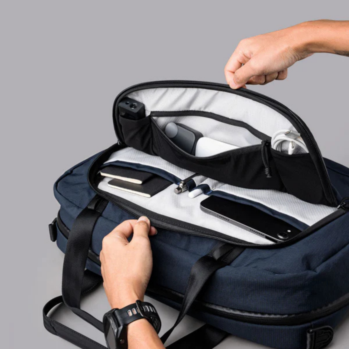 【Alpaka】Bravo Brief 商務手提包 400D|輕便防潑水
多功能前置管理面板:內含 2 個滑袋、2 個筆插、1 個網狀拉鍊袋,收納日常用品與小型設備更加高效。