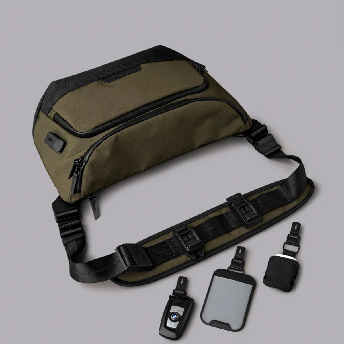 肩帶上的織帶環可讓您通過與 HUB 模組化配件(單獨出售)集成來定製您的攜帶方式。