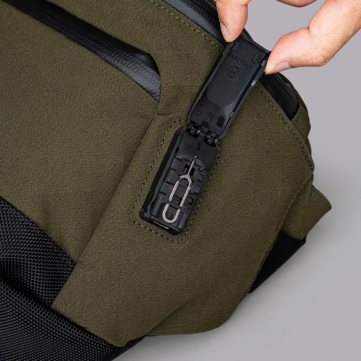 內部設有隱藏式 SIM 卡座及彈出插銷。