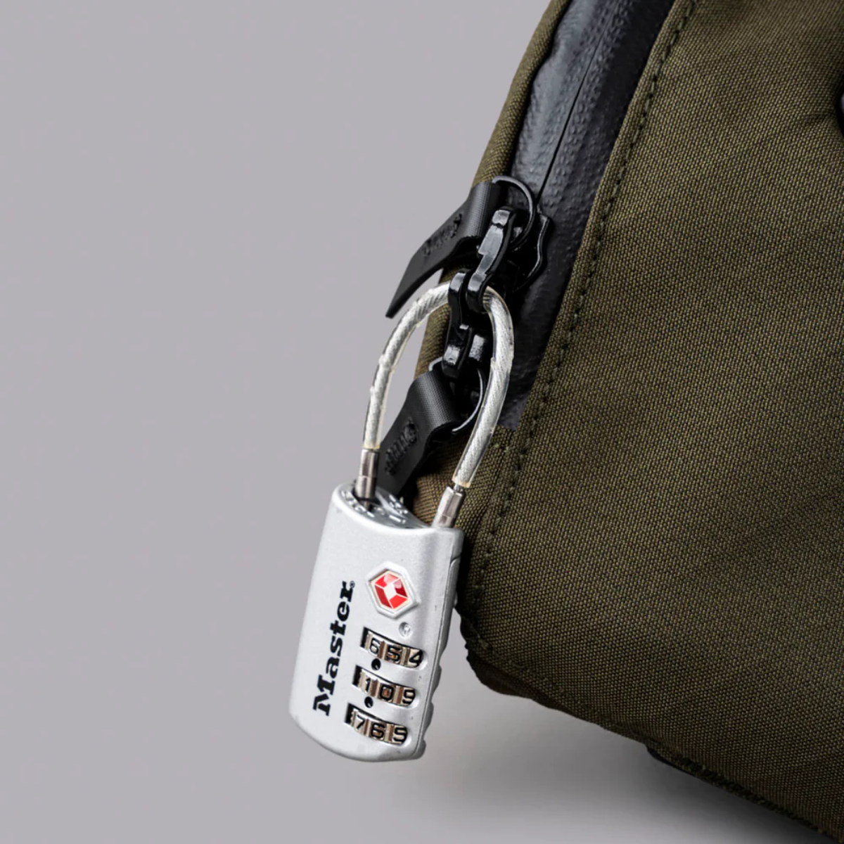 RFID 遮罩後袋可防止數位盜竊。可鎖定的拉鍊為您的貴重物品增加了安全性。