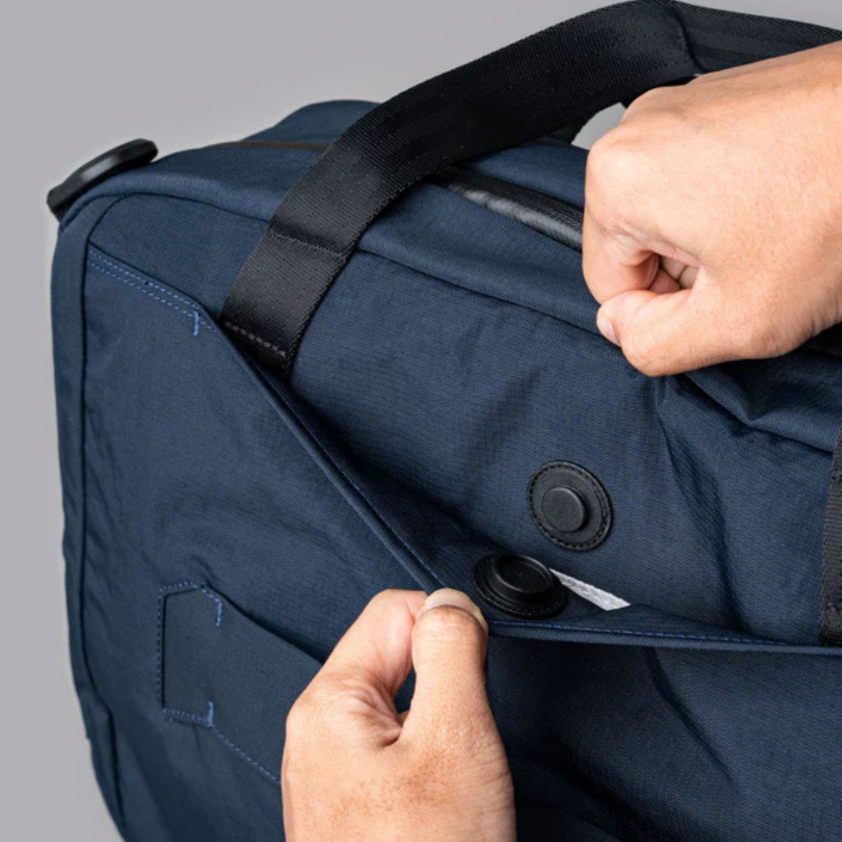 【Alpaka】Bravo Brief 商務手提包 400D|輕便防潑水
磁性外袋:外部磁性口袋方便存取手機或登機證,提升使用便利性。