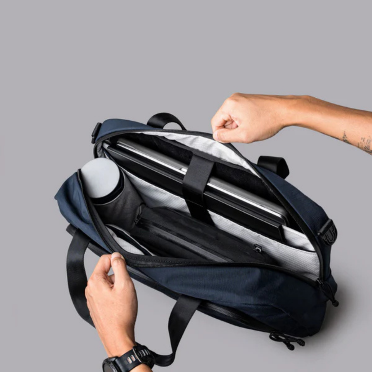 【Alpaka】Bravo Brief 商務手提包 400D|輕便防潑水
筆記型電腦保護套:內部加墊 16 吋筆記型電腦專屬隔層,並採用柔軟內襯,提供卓越保護。