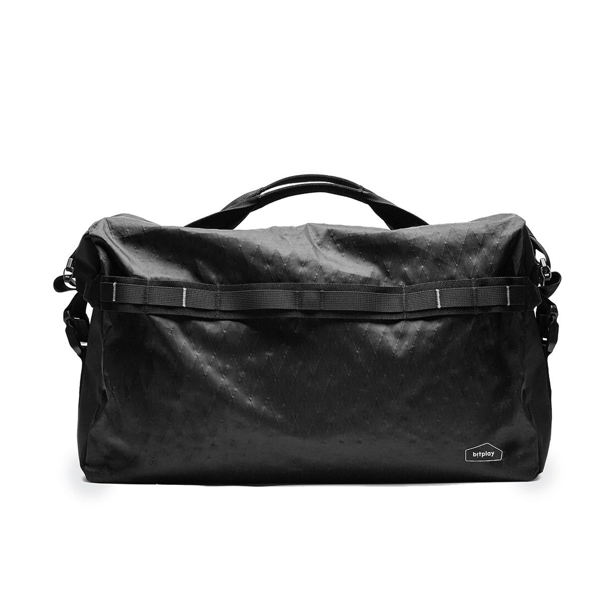BITPLAY Black Series 38L Duffel Bag 展示其全黑耐髒設計與大容量空間。