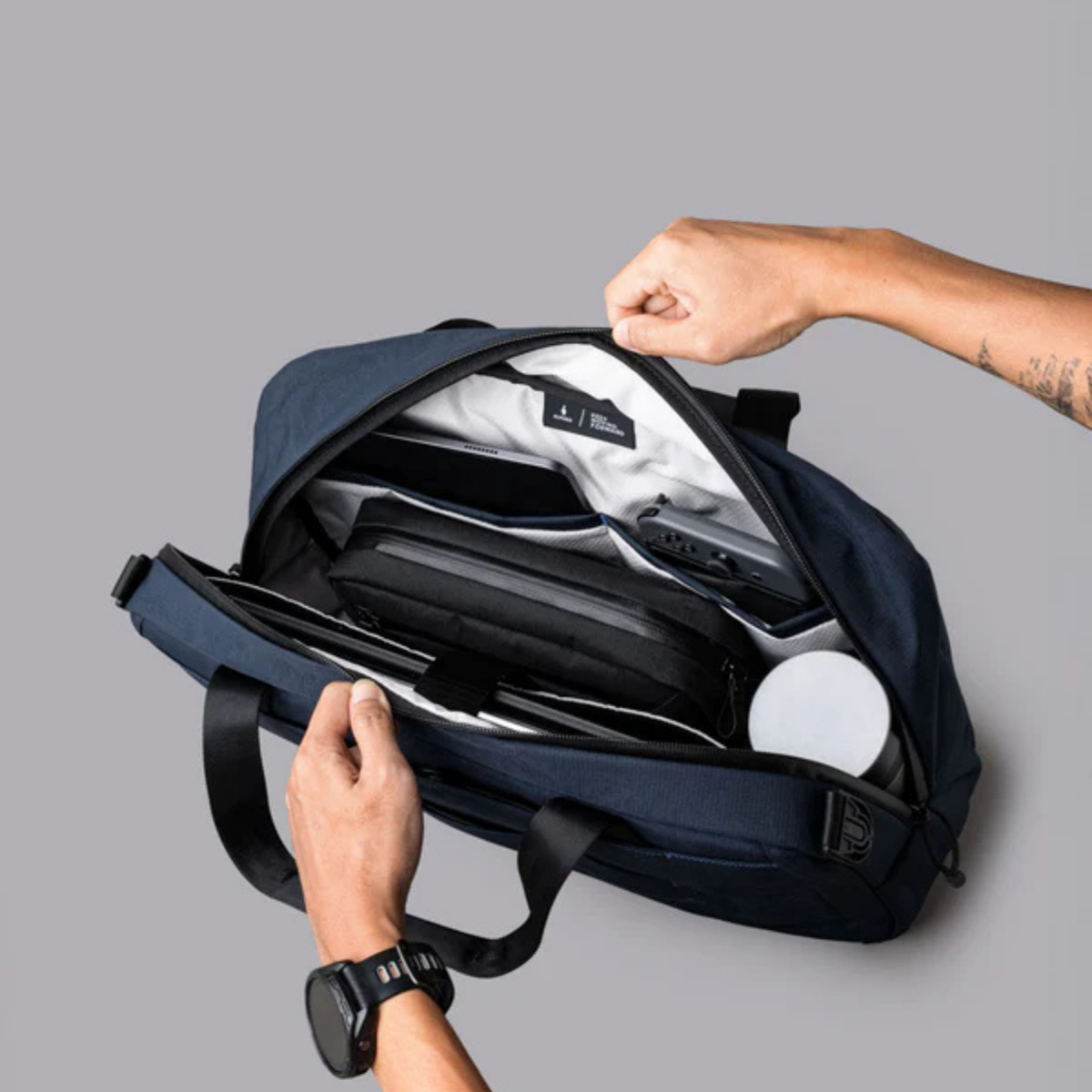 【Alpaka】Bravo Brief 商務手提包 400D|輕便防潑水
筆記型電腦保護套:內部加墊 16 吋筆記型電腦專屬隔層,並採用柔軟內襯,提供卓越保護。