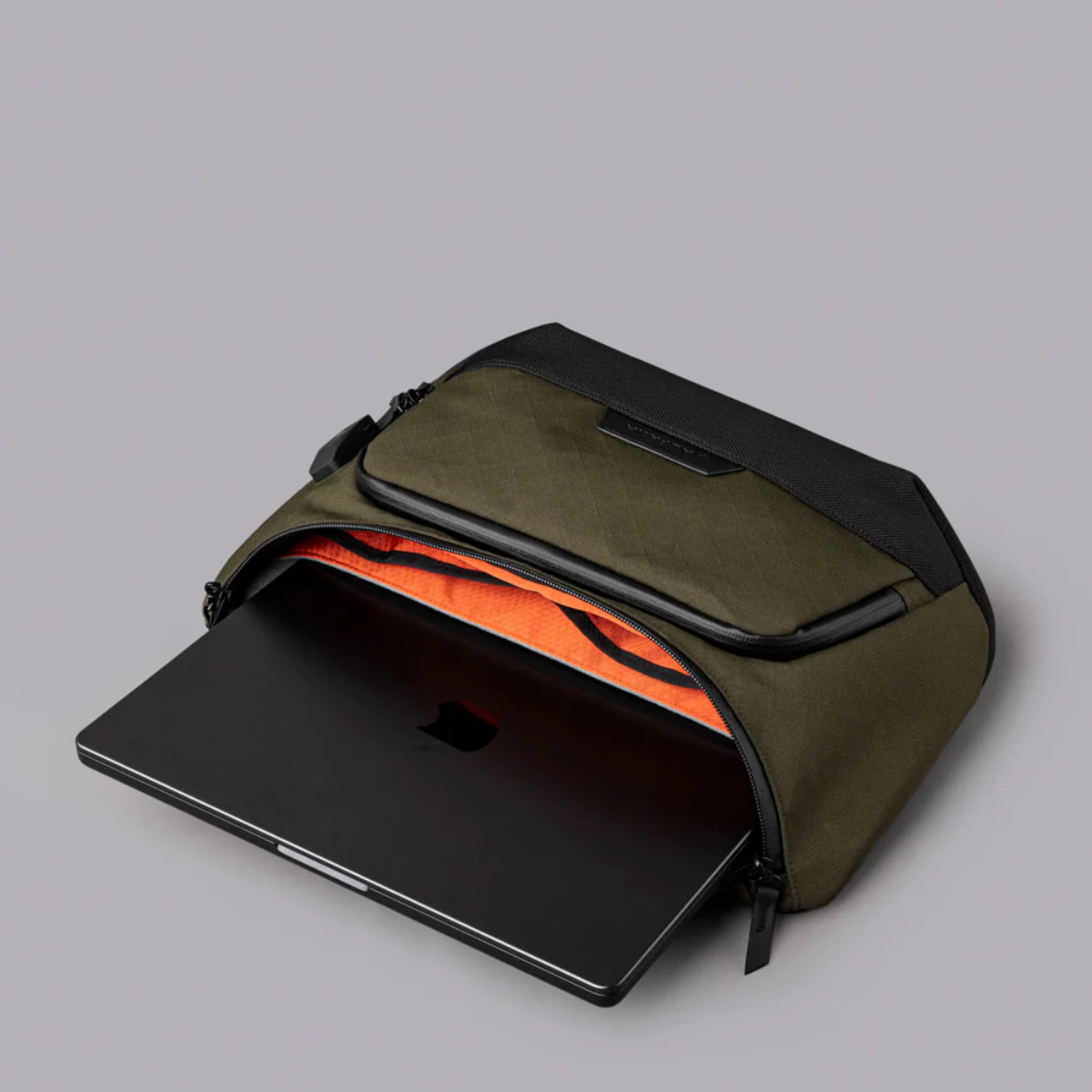 主隔層適合 14 吋 MacBook Pro