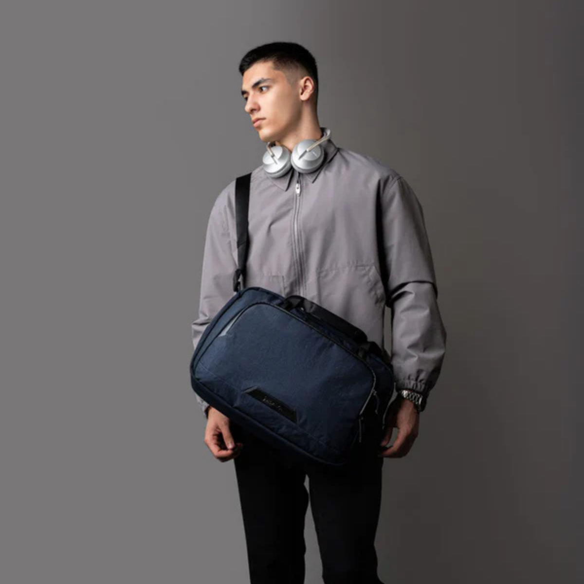 Alpaka Bravo Brief 商務手提包
雙模式攜帶:配有加厚手提帶與可拆卸肩帶,隨時切換攜帶模式,應對多場景使用需求。